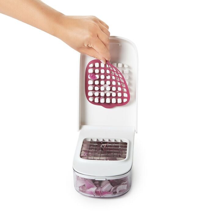 Vegetable Chopper with Easy-Pour Opening - US 4239
